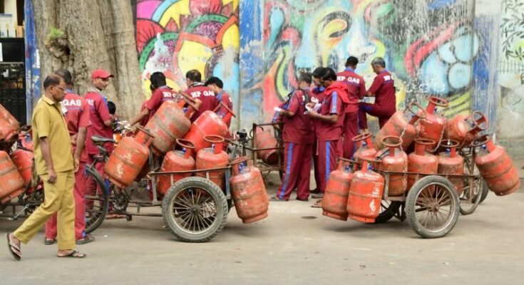 खाली रसोई गैस सिलेंडर और ग्लोबल सप्लाई चेन पर मंडराते संकट का प्रतीकात्मक चित्र