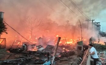 लखनऊ के विकासनगर में लगी भीषण आग और दमकल कर्मियों का राहत कार्य करता हुआ प्रतीकात्मक चित्र