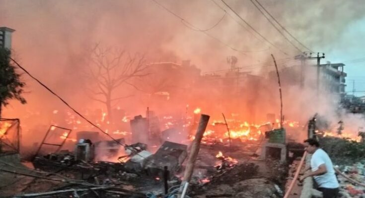 लखनऊ के विकासनगर में लगी भीषण आग और दमकल कर्मियों का राहत कार्य करता हुआ प्रतीकात्मक चित्र