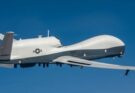 हवा में उड़ता हुआ अमेरिकी नौसेना का आधुनिक सर्विलांस ड्रोन MQ-4C Triton