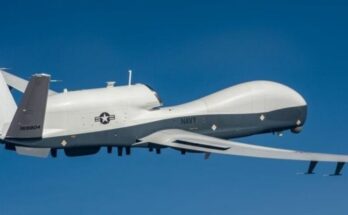 हवा में उड़ता हुआ अमेरिकी नौसेना का आधुनिक सर्विलांस ड्रोन MQ-4C Triton