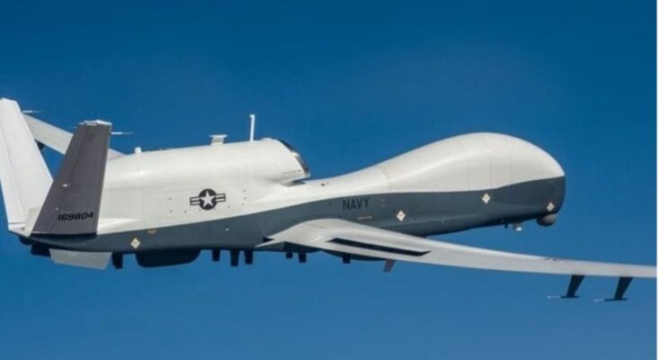 हवा में उड़ता हुआ अमेरिकी नौसेना का आधुनिक सर्विलांस ड्रोन MQ-4C Triton