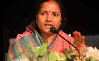 महतारी वंदन योजना के तहत अपना e-KYC कराती हुई महिला और मंत्री लक्ष्मी राजवाड़े का चित्र