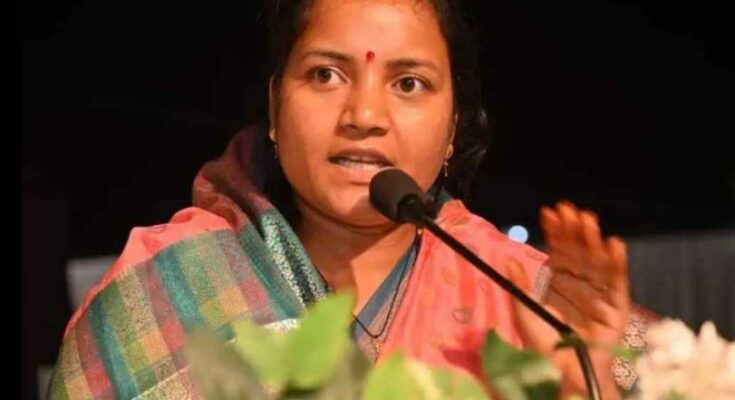 महतारी वंदन योजना के तहत अपना e-KYC कराती हुई महिला और मंत्री लक्ष्मी राजवाड़े का चित्र