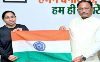 A conceptual image highlighting the Mount Everest Expedition, showing mountaineer Amita Shrivas meeting Chhattisgarh CM Vishnu Deo Sai, with a snowy mountain peak and the Indian tricolor in the background.