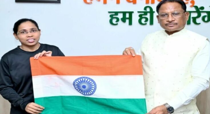 A conceptual image highlighting the Mount Everest Expedition, showing mountaineer Amita Shrivas meeting Chhattisgarh CM Vishnu Deo Sai, with a snowy mountain peak and the Indian tricolor in the background.