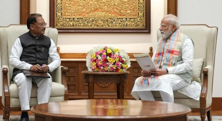 छत्तीसगढ़ के मुख्यमंत्री और गृह मंत्री के साथ नक्सल मुक्त गांव के विकास का प्रतीकात्मक चित्रछत्तीसगढ़ के मुख्यमंत्री और गृह मंत्री के साथ नक्सल मुक्त गांव के विकास का प्रतीकात्मक चित्र