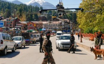 भारत का तिरंगा और यूरोपियन यूनियन का झंडा एक साथ लहराता हुआ और बैकग्राउंड में पहलगाम की वादियां