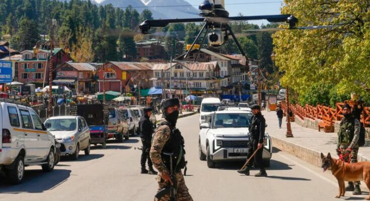 भारत का तिरंगा और यूरोपियन यूनियन का झंडा एक साथ लहराता हुआ और बैकग्राउंड में पहलगाम की वादियां