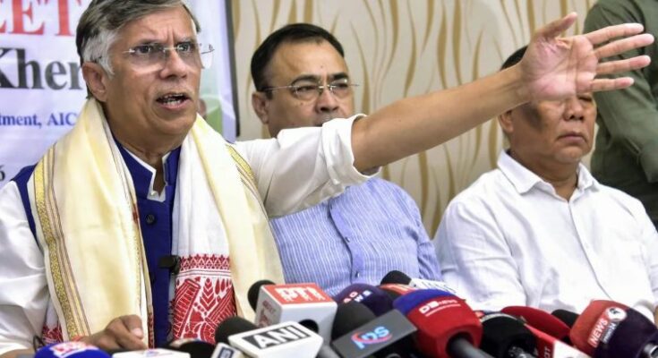 तेलंगाना हाईकोर्ट की इमारत और पवन खेड़ा से जुड़े विवाद का प्रतीकात्मक चित्र