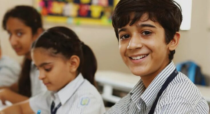 मुख्यमंत्री विष्णु देव साय निजी स्कूलों की मनमानी रोकने के लिए अधिकारियों के साथ सख्त बैठक करते हुए