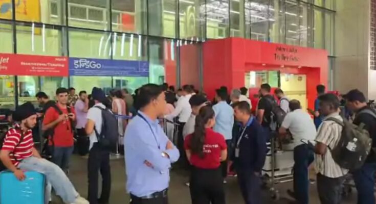 पुणे इंटरनेशनल एयरपोर्ट के रनवे और भारतीय वायुसेना के लड़ाकू विमान का प्रतीकात्मक चित्र