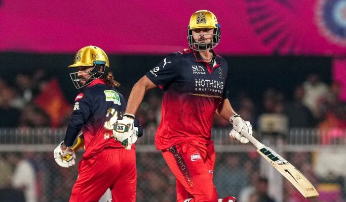 आरसीबी के कप्तान रजत पाटीदार और एलएसजी के कप्तान ऋषभ पंत का मैच से पहले अभ्यास करते हुए चित्र