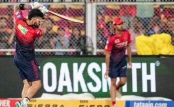 गुवाहाटी के बारसापारा स्टेडियम में बारिश के बाद हटाए जाते कवर्स और अभ्यास करते खिलाड़ी