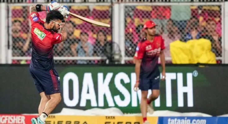 गुवाहाटी के बारसापारा स्टेडियम में बारिश के बाद हटाए जाते कवर्स और अभ्यास करते खिलाड़ी