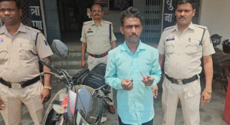 एक शातिर चोर का प्रतीकात्मक चित्र जो पेचकस से कार का शीशा तोड़ने की कोशिश कर रहा है और बैकग्राउंड में पुलिस की गाड़ी