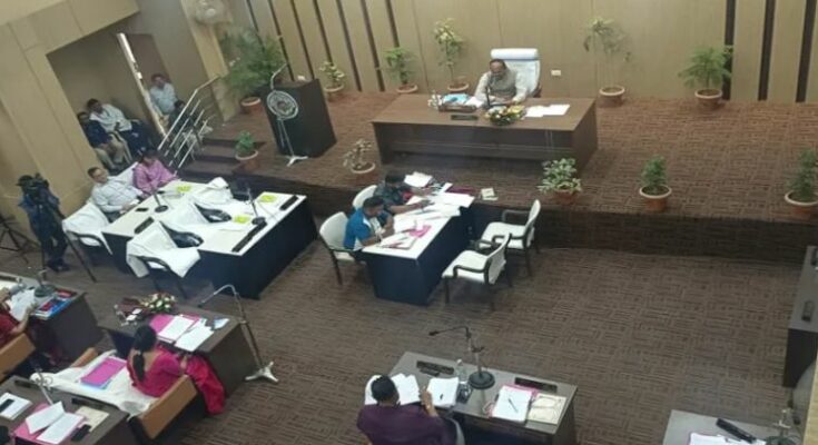 रायपुर नगर निगम की सामान्य सभा में चर्चा करते महापौर और पार्षद