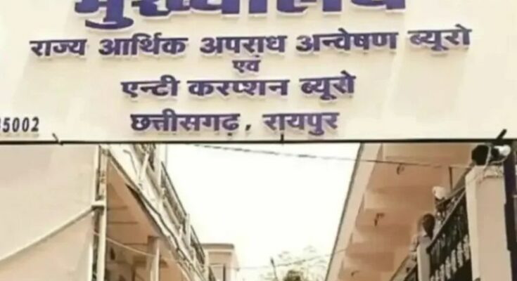 रायपुर आरटीओ कार्यालय के बाहर एंटी करप्शन ब्यूरो (ACB) की कार्रवाई और पुलिस टीम का प्रतीकात्मक चित्र