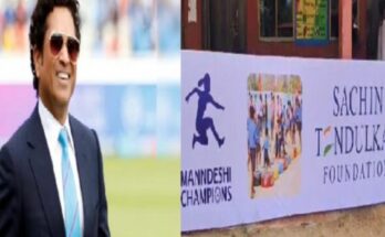 सचिन तेंदुलकर मुस्कुराते हुए हाथ हिला रहे हैं और बैकग्राउंड में दंतेवाड़ा का एक नया खेल मैदान