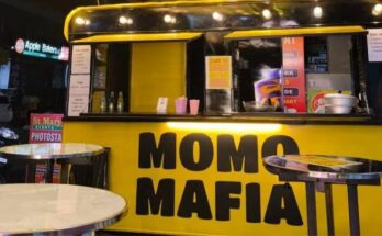 साकेत सौरभ की तस्वीर और द मोमोज माफिया के एक आउटलेट का शानदार दृश्य