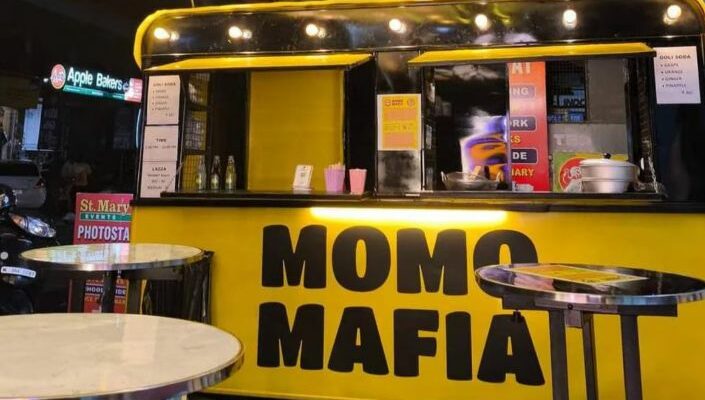 साकेत सौरभ की तस्वीर और द मोमोज माफिया के एक आउटलेट का शानदार दृश्य