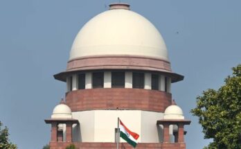 सुप्रीम कोर्ट की इमारत और न्याय की देवी की मूर्ति का प्रतीकात्मक चित्र