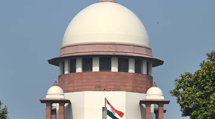 सुप्रीम कोर्ट की इमारत और न्याय की देवी की मूर्ति का प्रतीकात्मक चित्र