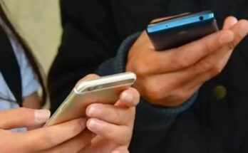 वोडाफोन आइडिया का सिम कार्ड, स्मार्टफोन और महंगे होते रिचार्ज प्लान का ग्राफिक