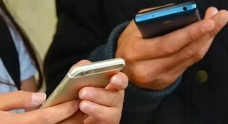 वोडाफोन आइडिया का सिम कार्ड, स्मार्टफोन और महंगे होते रिचार्ज प्लान का ग्राफिक