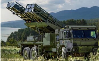 भारतीय शेयर बाजार का डिजिटल ग्राफ और बैकग्राउंड में एक अत्याधुनिक डिफेंस ड्रोन का चित्र