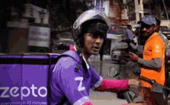 मोबाइल पर ई-श्रम पोर्टल खोलकर देखते हुए गिग वर्कर्स का प्रतीकात्मक चित्र