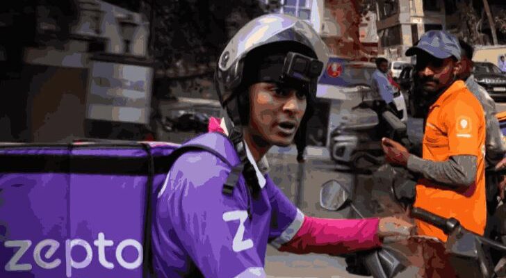 मोबाइल पर ई-श्रम पोर्टल खोलकर देखते हुए गिग वर्कर्स का प्रतीकात्मक चित्र