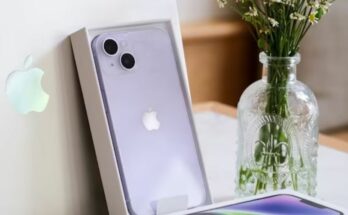 विजय सेल्स एप्पल डेज सेल के बैनर के साथ आईफोन 15 का चित्र जो iPhone 15 Price को दर्शाता है