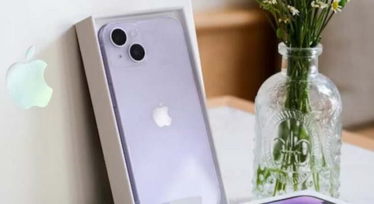 विजय सेल्स एप्पल डेज सेल के बैनर के साथ आईफोन 15 का चित्र जो iPhone 15 Price को दर्शाता है