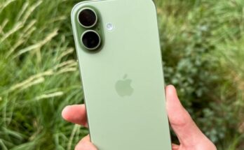 हाथ में पकड़ा हुआ नया आईफोन और एप्पल का लोगो