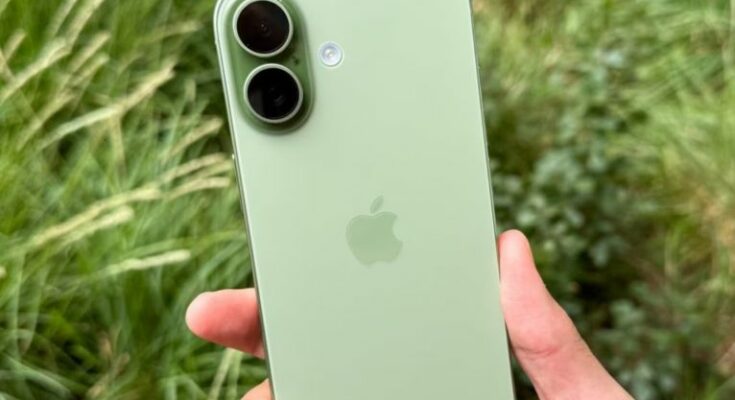 हाथ में पकड़ा हुआ नया आईफोन और एप्पल का लोगो